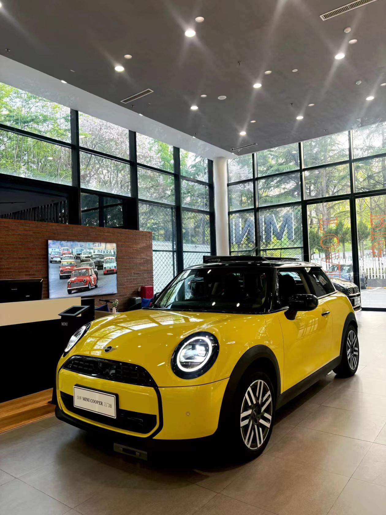 【2025都市穿行指南：宝马Mini Cooper E的城市场景进化论】